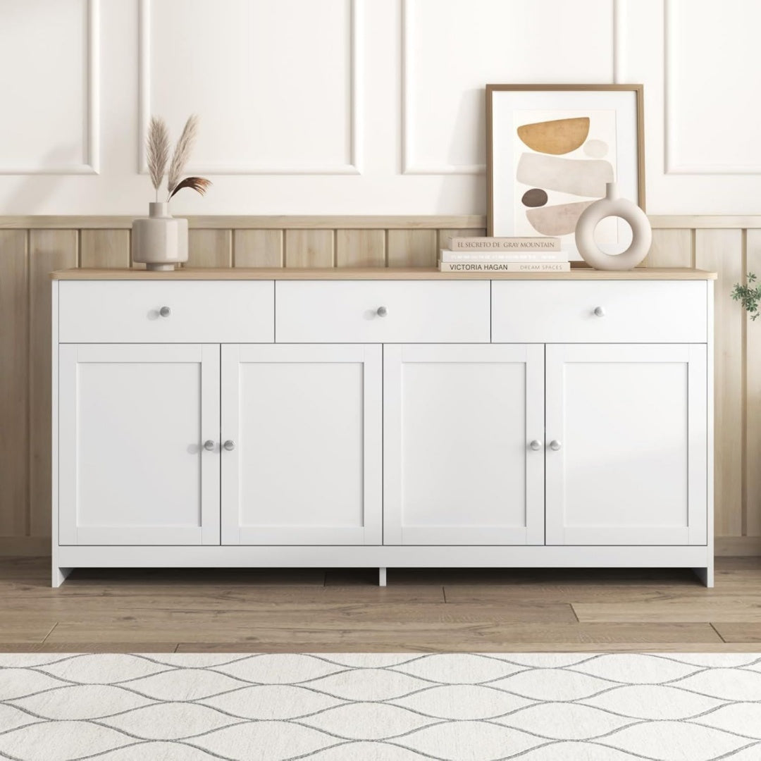 Holzbeine bestimmen das Erscheinungsbild von dem Sideboard