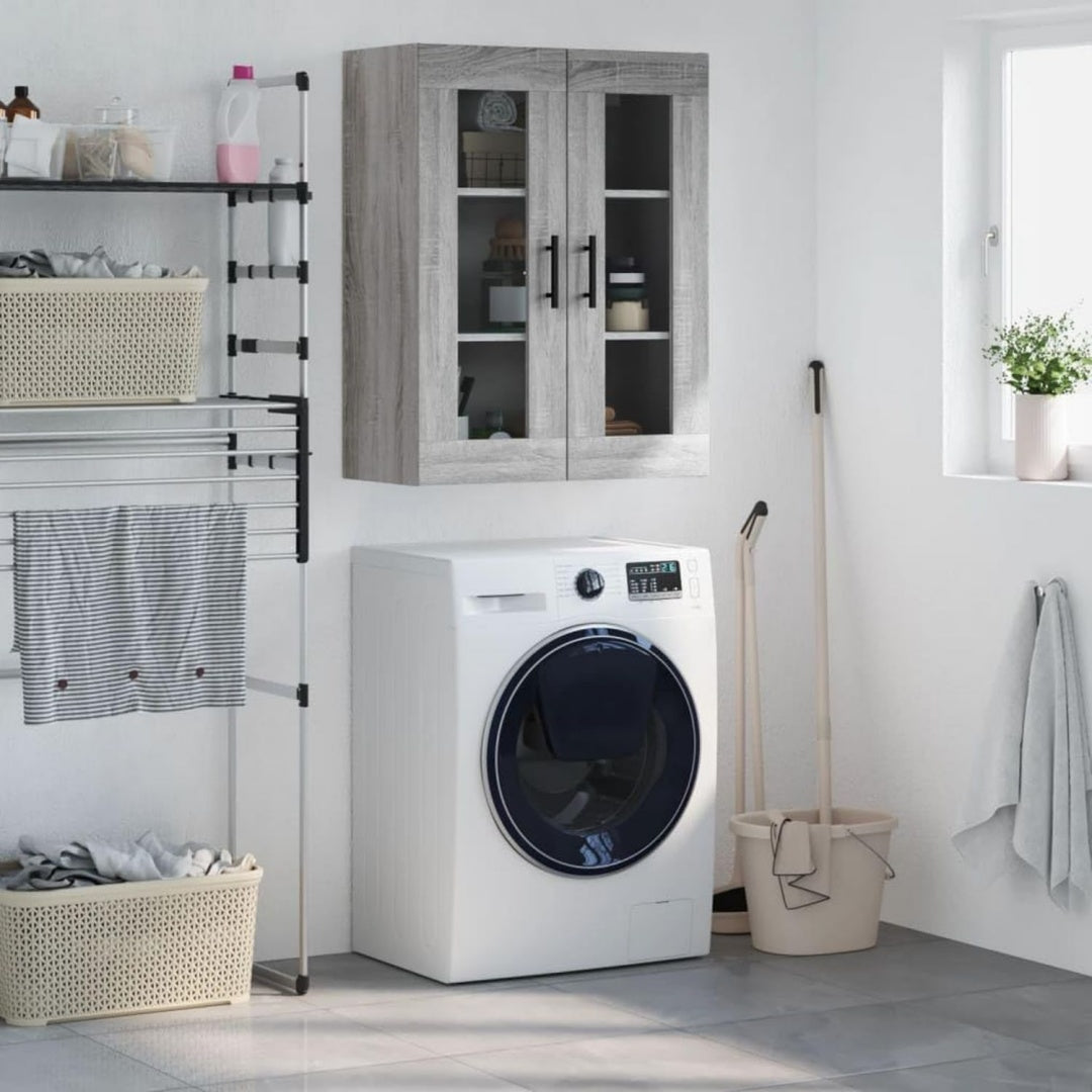 Die Gestaltung von dem Wandschrank wird durch Holzwerkstoff und Glas gepraegt in Eichenbraun und Grau