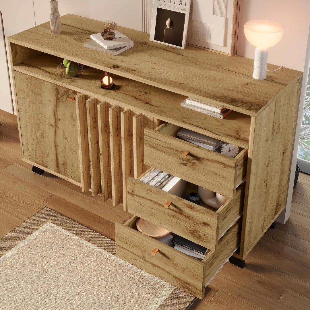 3 Schubladen und strukturierte Fronten an dem Sideboard