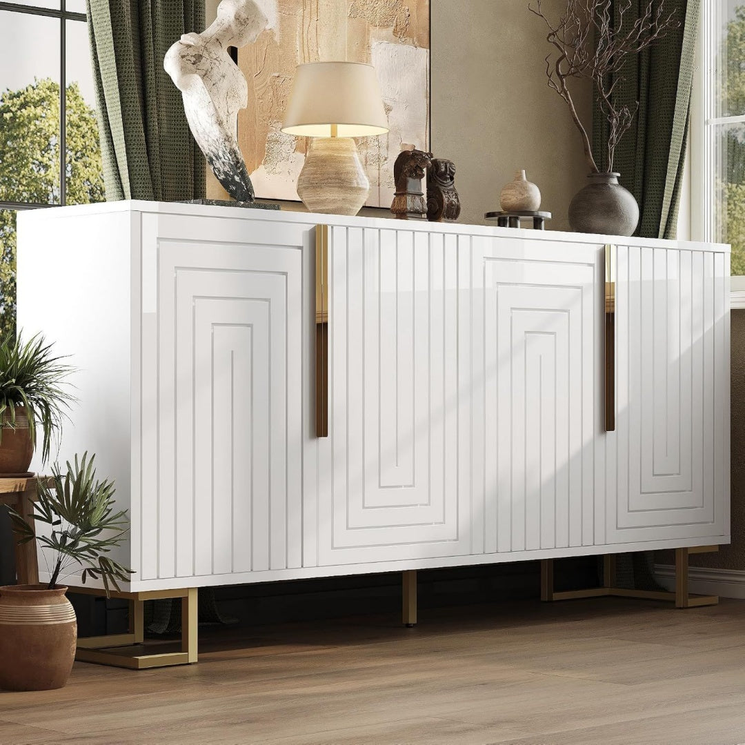 Ein Metallgestell und Metallgriffe an dem Sideboard