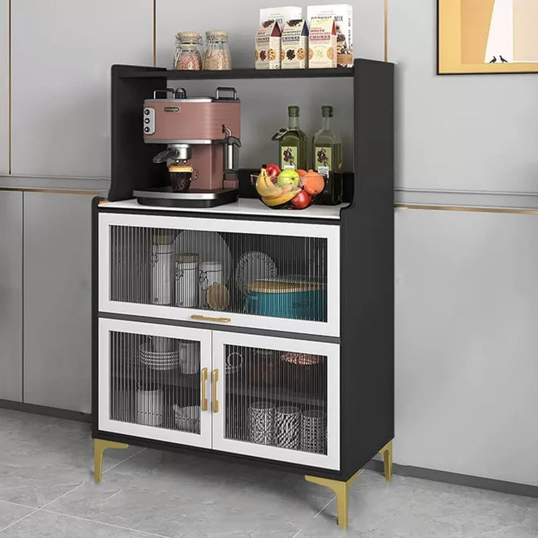 Glastueren an dem Sideboard in Schwarz