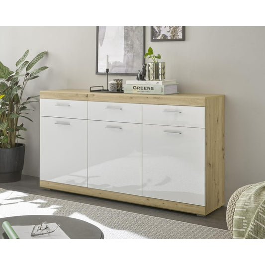 Schubladen treffen auf glaenzende Oberflaechen an dem Sideboard