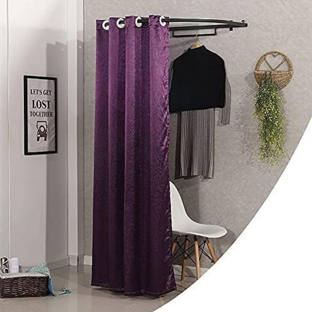 Violett bestimmt die Farbgebung von dem Wohntextil