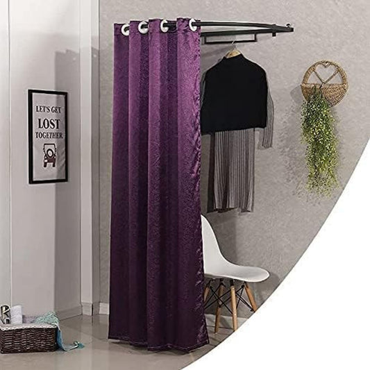 Violett bestimmt die Farbgebung von dem Wohntextil