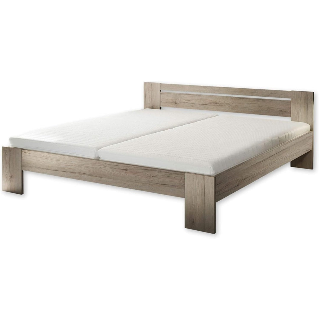 Das Bettgestell misst 180 x 200 cm in Eichenbraun mit den Massen 180 x 200 cm