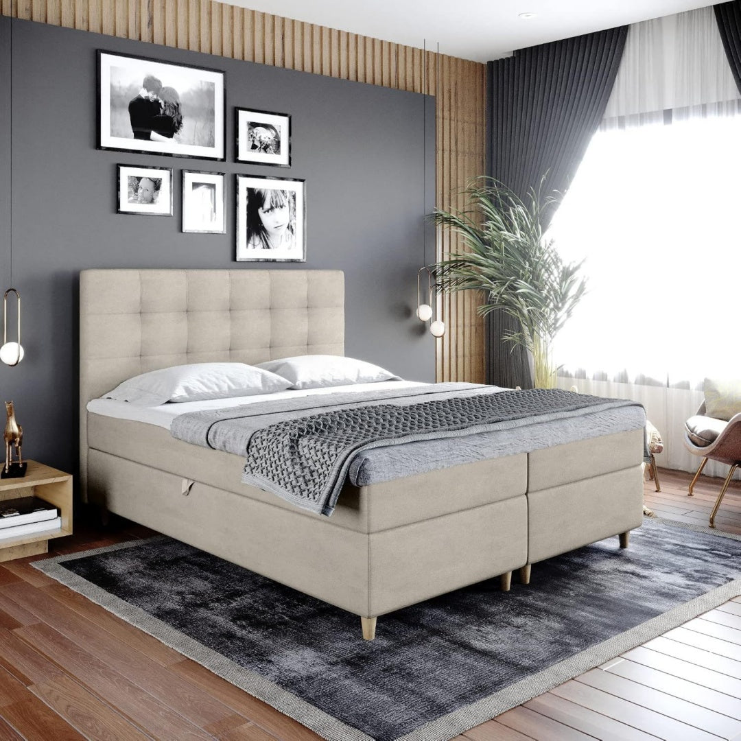 Holzbeine treffen bei dem Boxspringbett auf eine klappbare Konstruktion