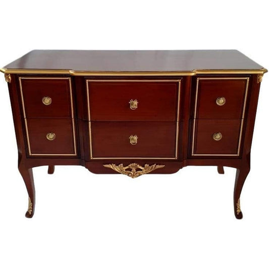 Das Sideboard setzt auf eine Farbgebung in Gold